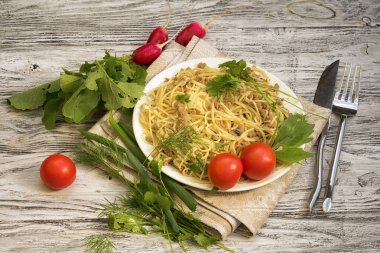 İtalyan makarna ve sebze kasede. Üst te. Düz yatıyordu