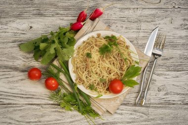 İtalyan makarna ve sebze kasede. Üst te. Düz yatıyordu.