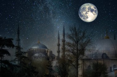 İstanbul'da gece. Binaların çatılarında dolunay ve ay yansımaları ile yıldızlı bir gökyüzü altında Mavi cami. Sultan Ahmed Camii. Nasa tarafından döşenmiş bu görüntünün elemanları.