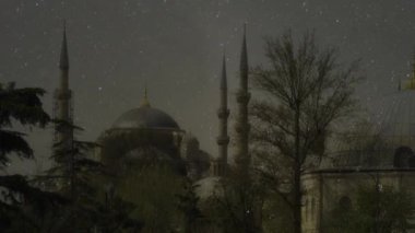İstanbul'da gece. Binaların çatılarında dolunay ve ay yansımaları ile yıldızlı bir gökyüzü altında Mavi cami. Sultan Ahmed Camii. Yapımıanimasyon. Nasa tarafından döşenmiş bu görüntünün elemanları.