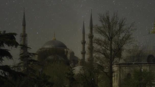 Nacht in Istanbul. Blaue Moschee unter einem Sternenhimmel mit Vollmond und Mondspiegelungen auf den Dächern der Gebäude. Sultan ahmed Moschee. Animation des Machens. Elemente dieses Bildes von der nasa. — Stockvideo