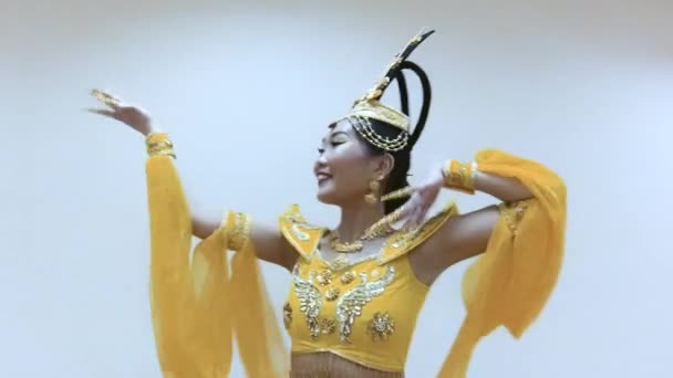 伝統的な中国の黄色のドレスで美しいアジアの女性が踊る — ストック動画