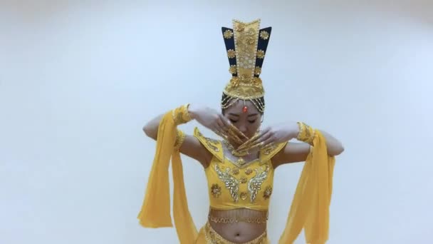 Красива Азіатка Танцює Руками Довгим Манікюром Нігтів Традиційній Тайській Жовтій — стокове відео