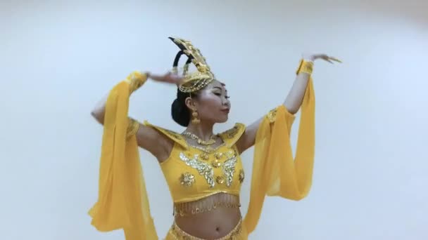 伝統的なタイの黄色のドレスで長い爪マニキュアで手で踊る美しいアジアの女性 — ストック動画