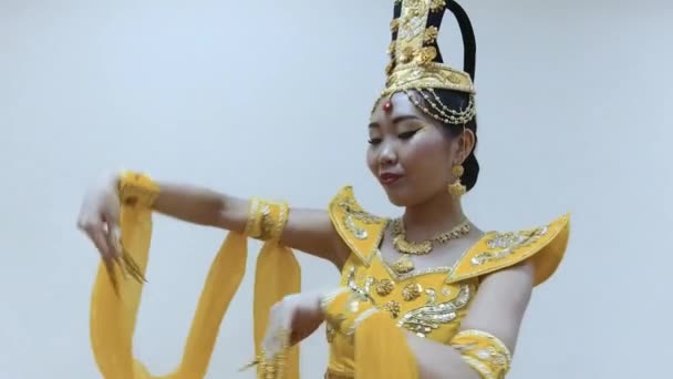 Mooie Aziatische Vrouw Doen Met Handen Met Lange Valse Nagels — Stockvideo