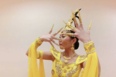 Güzel asyalı kadın elleri ile pa yapıyor, uzun sahte çivi ile, portre kadar yakın