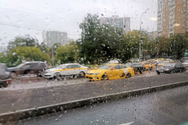 Автомобили Стоят Пробке Вид Через Окно Каплями Дождя — стоковое фото