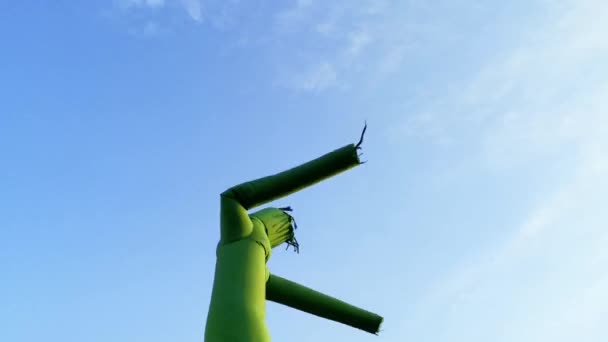 充气舞 飞舞的手臂管的家伙 对蓝天和云 — 图库视频影像
