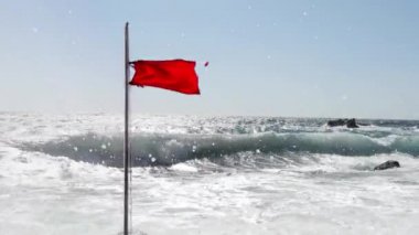 Sahil uyarı kırmızı bayrak rüzgar sıçrayan. Fırtınalı deniz tehdit uyarısı. Tatil tehlikesi. Aşırı deniz suyu uyarısı.