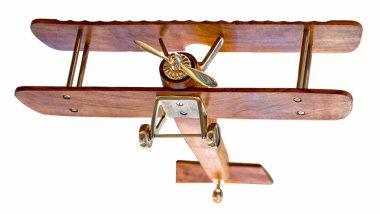 Tahta uçak modeli alttan kalkış görüntüsü beyaz arka planda izole edildi, gökyüzüne sığmak için..