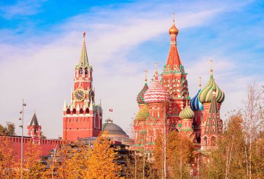 Spasskaya Kulesi, Moskova Kremlin ve St. Sonbahar Zaryadie Parkı 'ndaki Basil Katedrali. Moskova 'nın mimarisi ve manzarası.