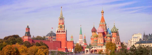 Der Spasskaja Turm Der Moskauer Kreml Und Die Basilikum Kathedrale — Stockfoto