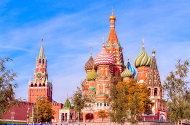 Spasskaya Kulesi, Moskova Kremlin ve St. Basil Katedrali. Moskova 'nın mimarisi ve manzarası.