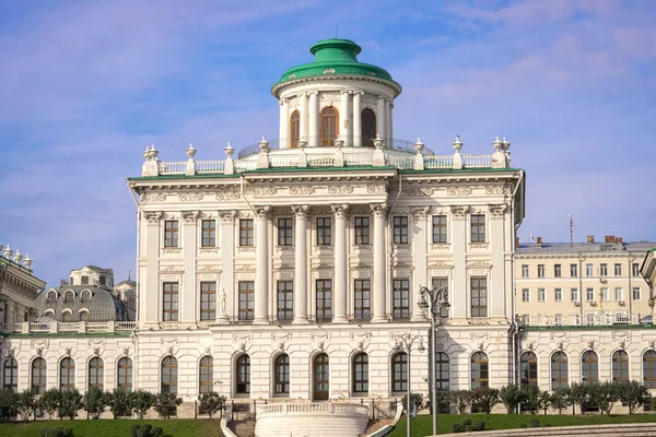 モスクワのVozdvizhenka通りのパシュコフ家 フロントビュー モスクワで最も有名な古典的な建物の一つであり 現在はロシア国立図書館が所有している — ストック写真