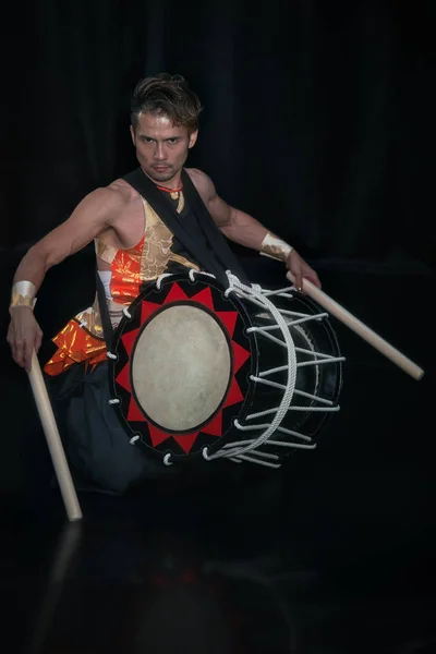 Taiko Drummer Drum Drumsticks Knee Stage Black Background — Stock Photo, Image