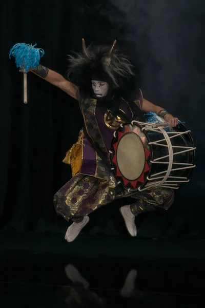 Taiko Batteur Costume Scène Démon Maquillage Junps Avec Tambour Sur — Photo