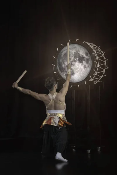 Baterista Taiko Atinge Grande Lua Cheia Palco Fundo Preto Vista — Fotografia de Stock