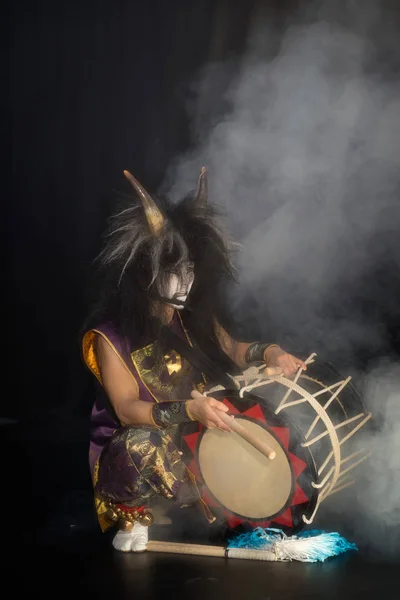 Baterista Taiko Uma Peruca Uma Máscara Demônio Palco Sentado Com — Fotografia de Stock