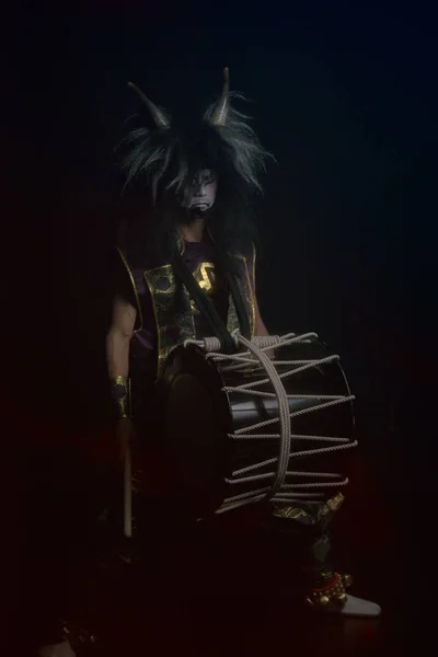 Demônio Mitologia Japonesa Retrato Comprimento Total Uma Escuridão Taiko Baterista — Fotografia de Stock