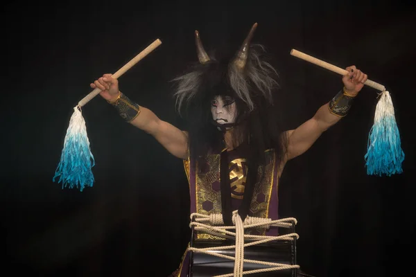 Demónio Mitologia Japonesa Retrato Artista Baterista Taiko Uma Peruca Com — Fotografia de Stock