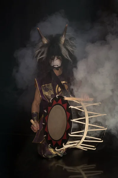 Perkusista Taiko Peruce Maska Demona Scenicznych Placach Pałeczką Perkusyjną Bębnem — Zdjęcie stockowe