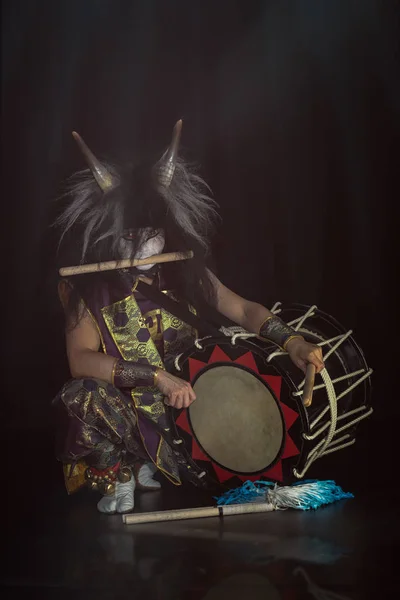 Baterista Taiko Uma Peruca Uma Máscara Demônio Quartos Palco Com — Fotografia de Stock