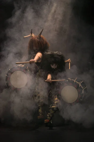Deux Tambours Taiko Dans Une Perruque Masque Démon Sur Scène — Photo