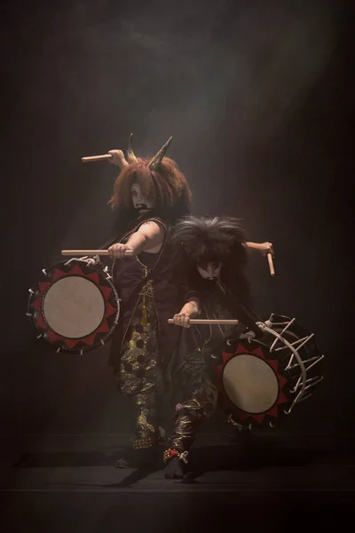Due Batteristi Taiko Parrucca Una Maschera Demoniaca Sul Palco Con — Foto Stock