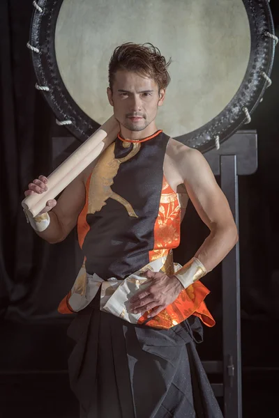 Portrait Batteur Japonais Taiko Avec Des Pilons Sur Fond Grand — Photo