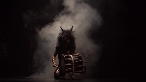 Fyra artister trummar Taiko i en peruk med horn och sminktrumma på scenen mot en mörk bakgrund med rök. Demoner från japansk mytologi. — Stockvideo