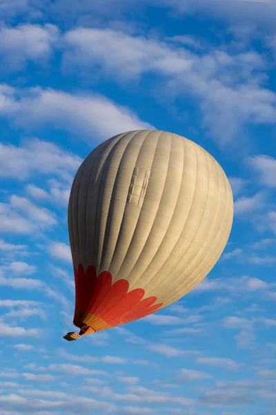 Curvo Por Uma Rajada Vento Balão Quente Céu — Fotografia de Stock
