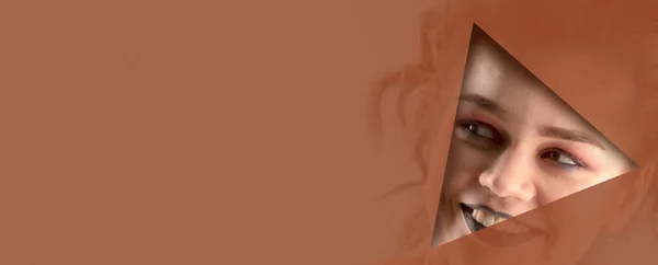Piękna Dziewczyna Brązowymi Cieniami Wyrazistymi Brwiami Spogląda Otwór Przezroczystego Kolorowego — Zdjęcie stockowe