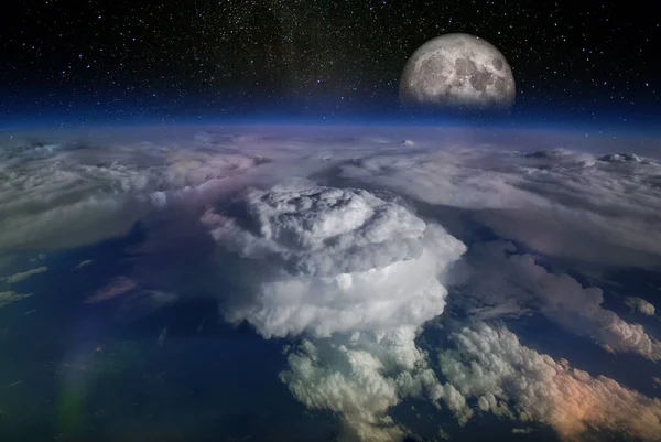 巨大なハリケーンの誕生雲と星空と月の上昇と宇宙からの風景 Nasaによって提供されたこの画像の要素 — ストック写真