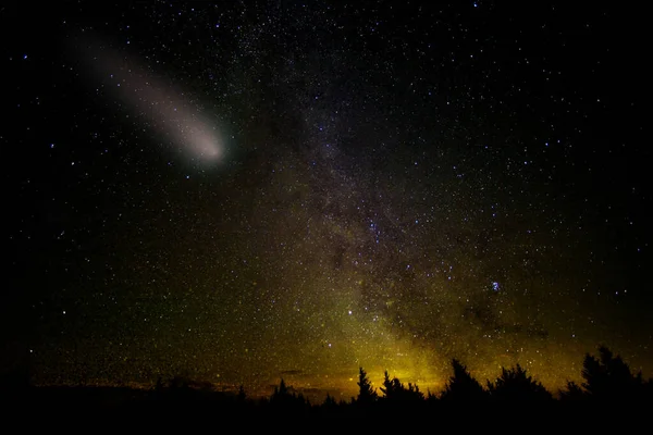 Cometa Con Grandes Rastros Polvo Gas Cae Vía Láctea Estrellas —  Fotos de Stock