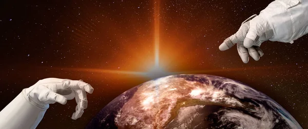 Közelről Emberi Kezek Érintik Ujjaival Föld Bolygó Felett Napkelte Űrben — Stock Fotó
