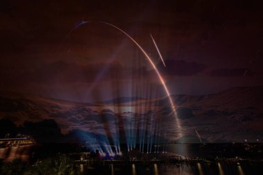 Füze fırlatılması, spot ışıkları. Bu görüntünün elementleri NASA tarafından desteklenmektedir.