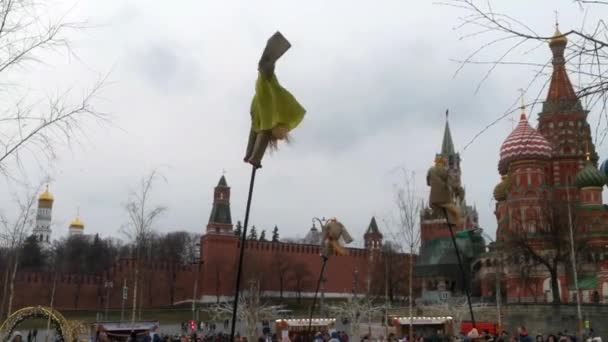 モスクワ ロシア 2020年3月1日 赤の広場で開催されるマレニツァフェスティバルでポールダンスの上に揺れるアーティスト — ストック動画