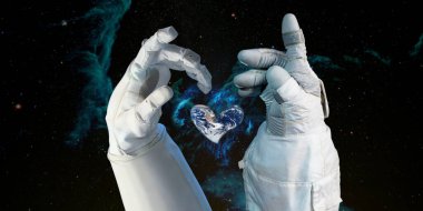 Dünya kalbi astronotların elinde uzay arka planında, yıldızların ve galaksilerin arasında, dünya çevre gününde ve dünya anlayışımıza sevgi veriyor. Bu görüntünün elementleri NASA tarafından desteklenmektedir.