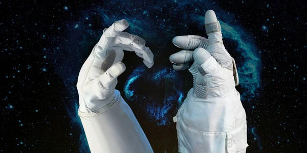夜空に輝く明るい星は 宇宙飛行士の手の中にハートの銀河の形で配置されています 愛は宇宙飛行士の手を形作る Nasaによって提供されたこの画像の要素 — ストック写真
