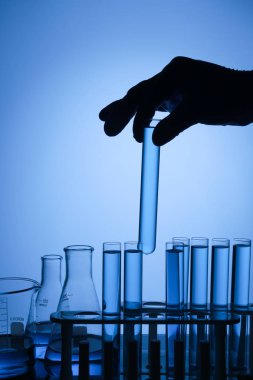 test tüpleri ve kimyasallar