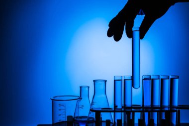 test tüpleri ve kimyasallar