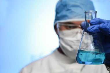 Kimyager ve test tüpleri