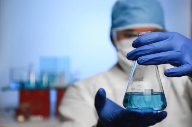 Kimyager ve test tüpleri