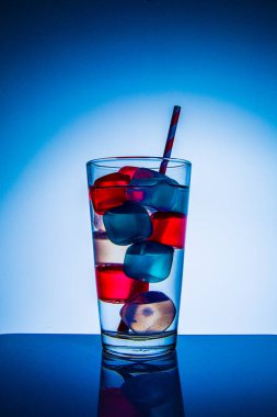 Bir bardak su ile renkli buz