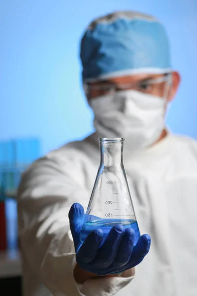 Chemiker Und Reagenzgläser — Stockfoto