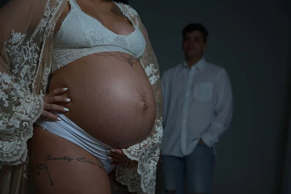 Parejas Esposa Embarazada Vestida Blanco — Foto de Stock