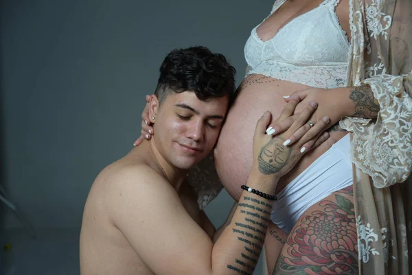 Zwangere Vrouw Paren Dragen Witte — Stockfoto
