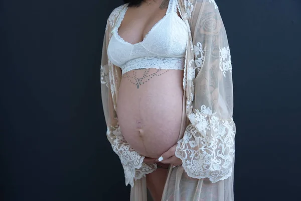 Pregnant Mother Wearing White — Stock Photo, Image