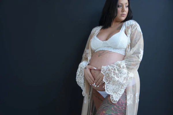 Zwangere Moeder Dragen Witte — Stockfoto