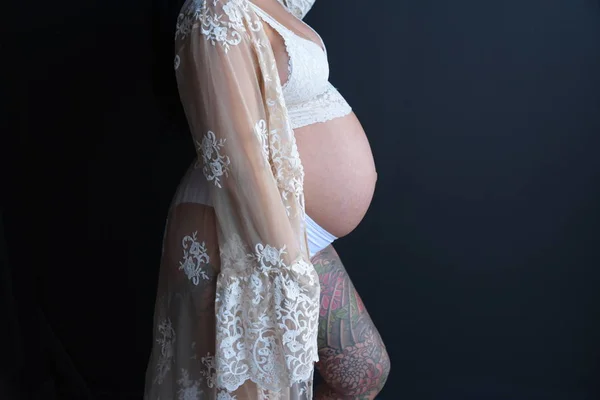 Zwangere Vrouw Coupkles Dragen Witte — Stockfoto